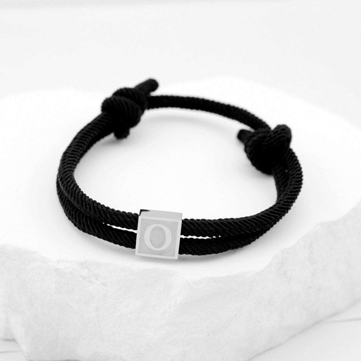 Handgeweven armband met hanger van roestvrij staal, letterarmband, zwarte gevlochten armband, verstelbaar, letter O