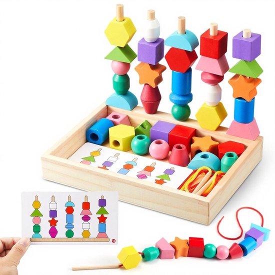 Houten rijggereedschap met kleurrijke blokken in geometrische vormen zoals cilinders, kubussen, zeshoeken en sterren, op houten pennen.