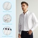 Man in wit overhemd met donkere jeans. Close-ups tonen witte silicone adapters, hoe ze aan knopen passen, en sets met manchetknopen.