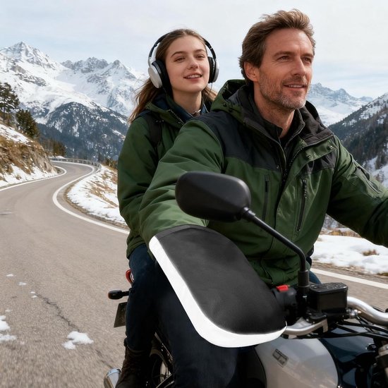Man en vrouw op een motorfiets in de bergen, met zwarte en witte handschoenen op het stuur.