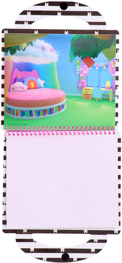 Livre d'activités Gabby's Dollhouse ouvert montrant un intérieur de chambre et une page vierge.