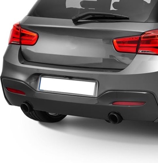 Achterkant van een donkergrijze auto, met een witte kentekenplaat en twee zwarte uitlaten.
