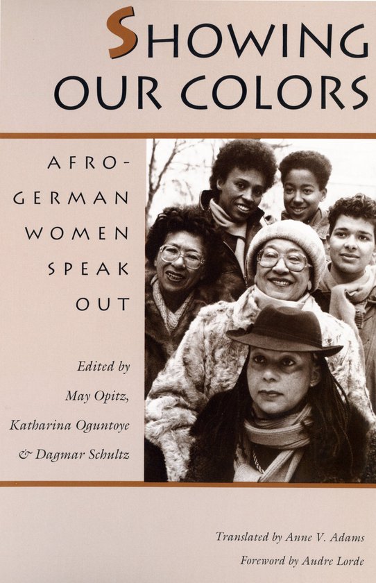 Couverture du livre 'Showing Our Colors: Afro-German Women Speak Out'. Six femmes de couleur regardent l'appareil, certaines sourient. Une femme au premier plan porte un chapeau et un manteau de fourrure.
