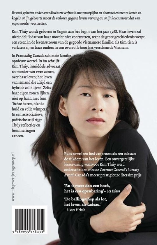 Kim Thúy, een vrouw van Aziatische afkomst, met lang donker haar en een lichte huid, kijkt met een intense blik naar de camera. Ze draagt een zwarte top.