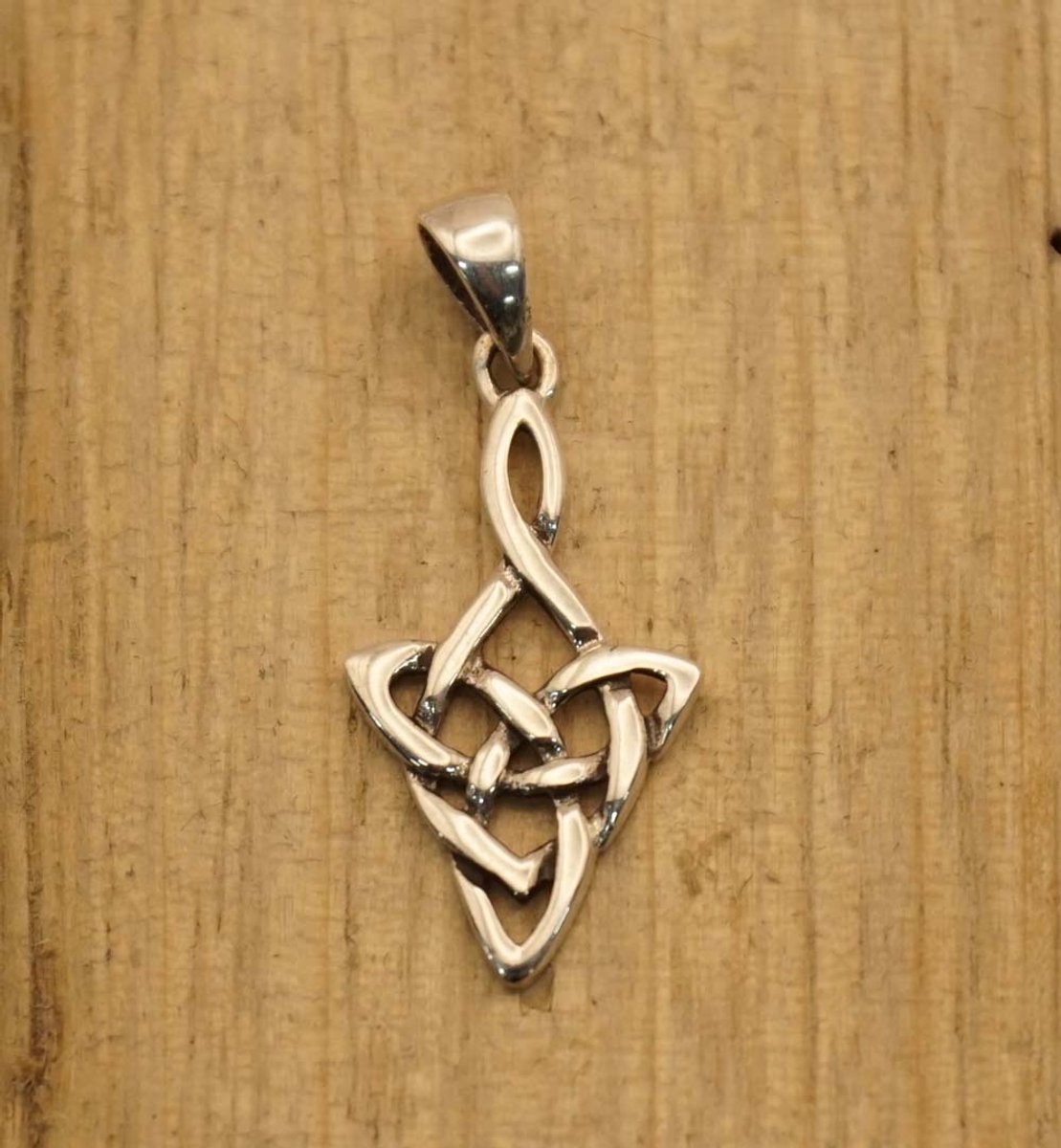 Zilveren hanger van keltische knoop in vorm van pijl - keltische knoop hanger van 925 zilver - oneindige knoop hanger in vorm van pijl - zilveren hanger van eeuwige knoop - celtic pendant silver