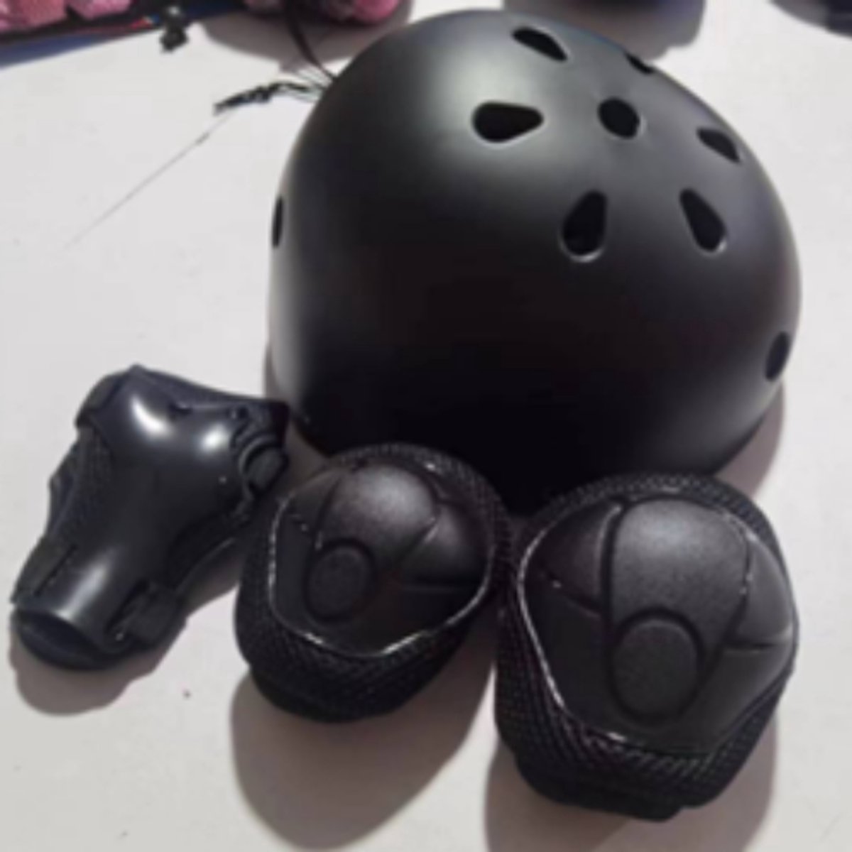 Complete Beschermset – Helm Knie- & Elleboogbeschermers voor Veilig Sportplezier Zwart