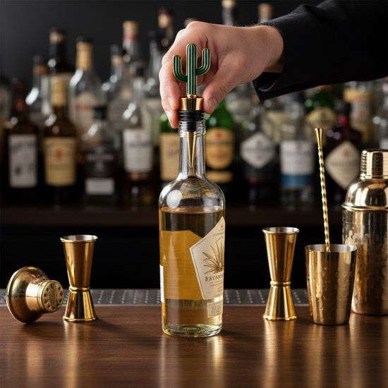 Hand plaatst gouden wijnstopper met groene cactusvorm in een fles.