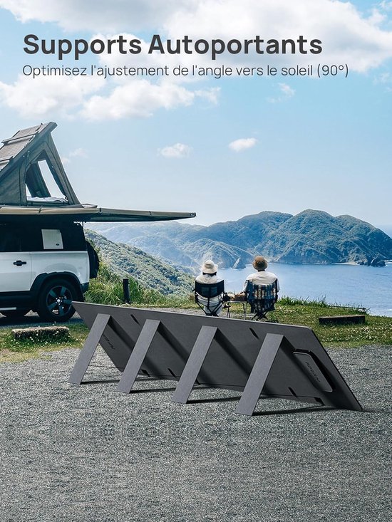 Zwarte, zelfdragende steunen met vier zonnepanelen erop, opgesteld op een parkeerplaats met uitzicht op zee.