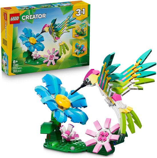 Set LEGO Creator 3-en-1 31384 représentant un colibri fait de briques LEGO vertes, roses et jaunes, buvant le nectar d'une fleur bleue.