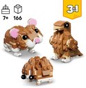 Trois animaux LEGO : un hamster, un oiseau et un hérisson, sur fond jaune.