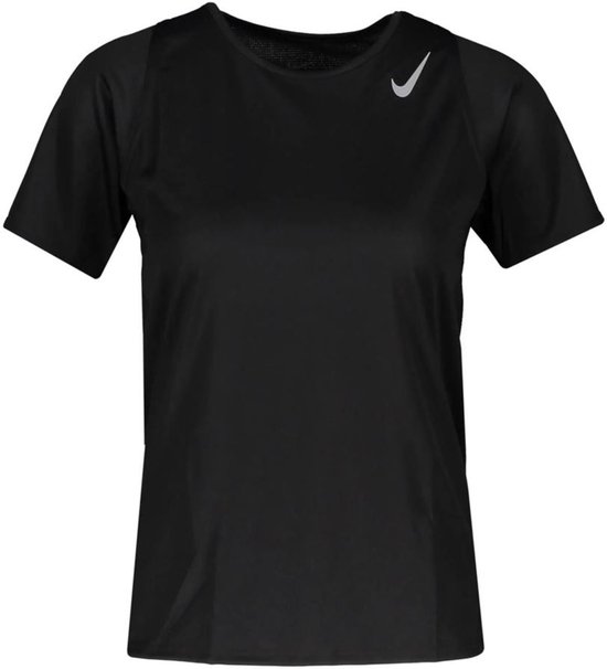 Zwart Nike sportshirt met korte mouwen en logo op de borst.