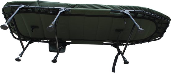 Onderkant van khaki stretcher met metalen frame, verstelbare poten en wieltjes.
