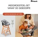 Hauck kinderstoelset 'Alpha Newborn Set Pro' voor baby's. Vrouw met twee kinderen, een baby in de stoel.