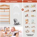 Houten stochestoel met accessoires: babyset, tray, riemen en speelgoed. Jong kind lacht, speelt met speelgoed op stoel.