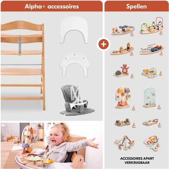 Houten stochestoel met accessoires: babyset, tray, riemen en speelgoed. Jong kind lacht, speelt met speelgoed op stoel.