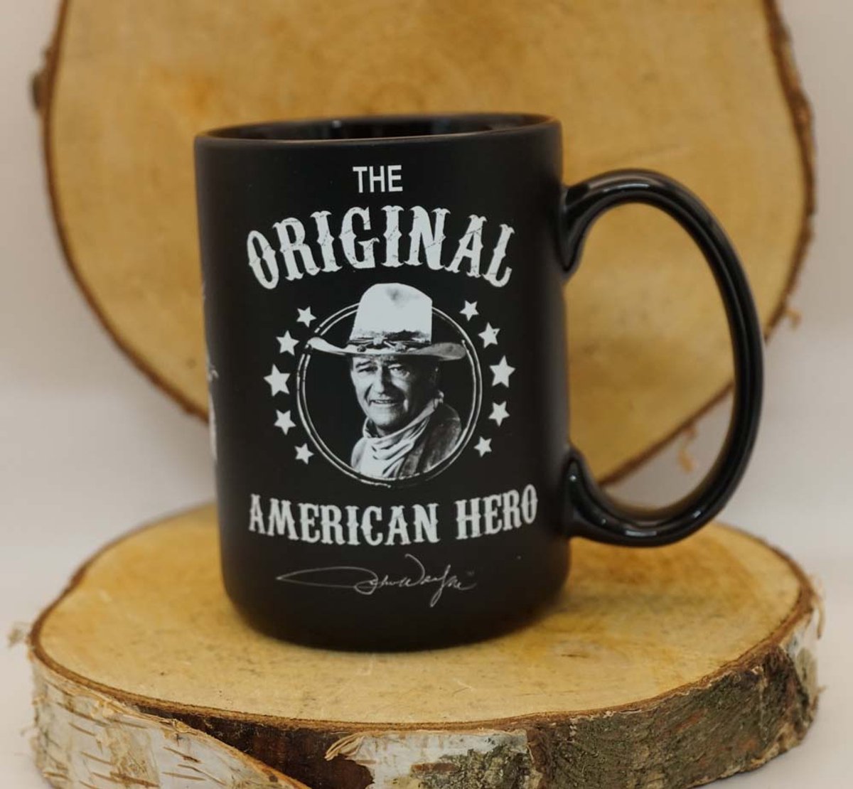 Mok Zwarte Mok John Wayne met aan de achterkant revolvers - Beker John Wayne - John Wayne Officially licensed product - John Wayne cadeau artikelen - Cowboy mok - Mok van een western ster - cadeau voor John Wayne fan