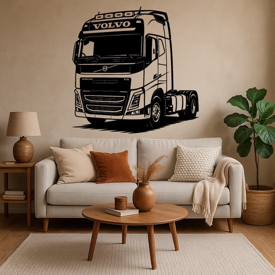 Une décoration murale en bois découpée au laser, noir et blanc, d'un camion Volvo FH, accrochée au mur au-dessus d'un canapé beige.