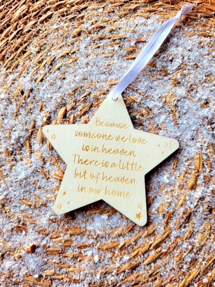 Kersthanger Because someone we love is in heaven - Herdenkingshanger - Kerstbal Overleden geliefde - Herderking kerst hanger