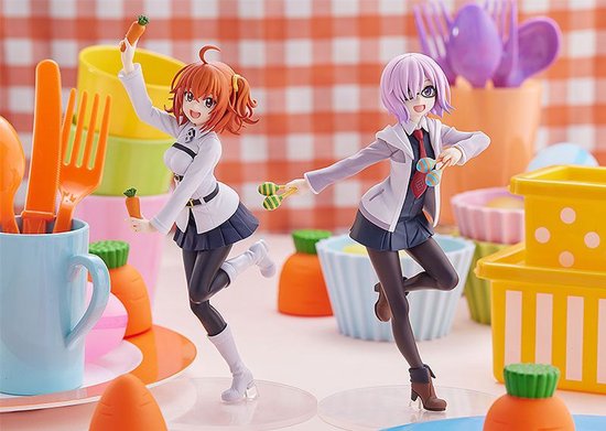 Ritsuka en Mash figuren tussen kleurrijke eetgerei en worteldecoraties, vrolijk poseren in een speelse opstelling.