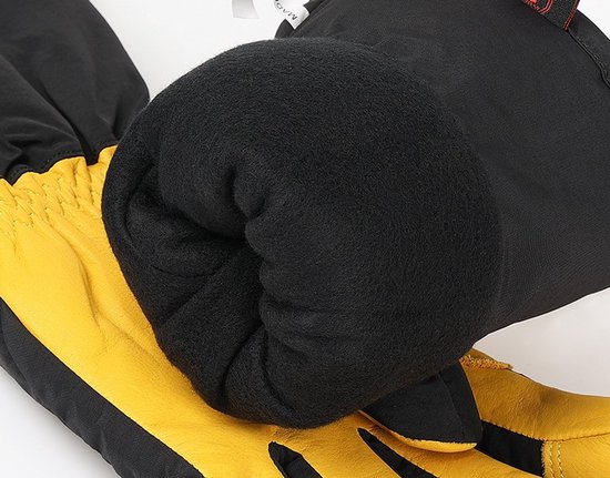 Gros plan de l'intérieur noir doublé de polaire d'un gant et de l'extérieur en cuir jaune.