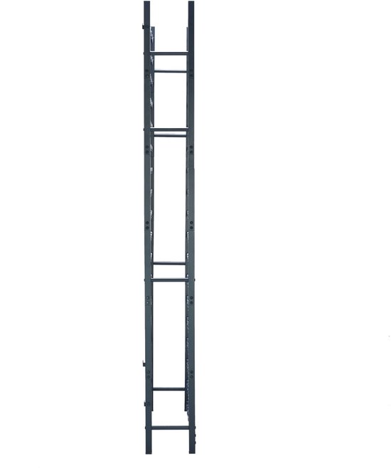 Zijkant van een smal, staand zwart metalen wijnrek met horizontale staven.