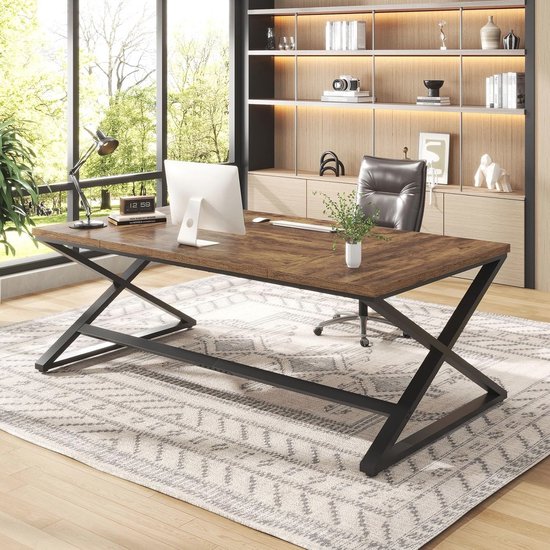 Foto: Extra lange rustieke computerbureau met ruime werkruimte voor thuiswerk en studie