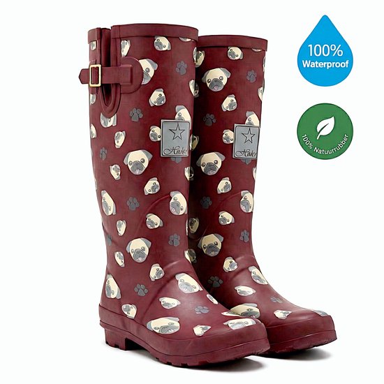Bordeauxrode regenlaarzen met een all-over print van mopshondenkoppen en pootjes. De laarzen hebben een gesp aan de zijkant en de tekst '100% Waterproof'.