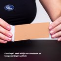 Beige CureTape met visgraatpatroon, vastgehouden door handen.