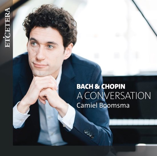 Camiel Boomsma, klassiek pianist, in donkerblauw pak met wit overhemd. Titel: Bach & Chopin A Conversation.