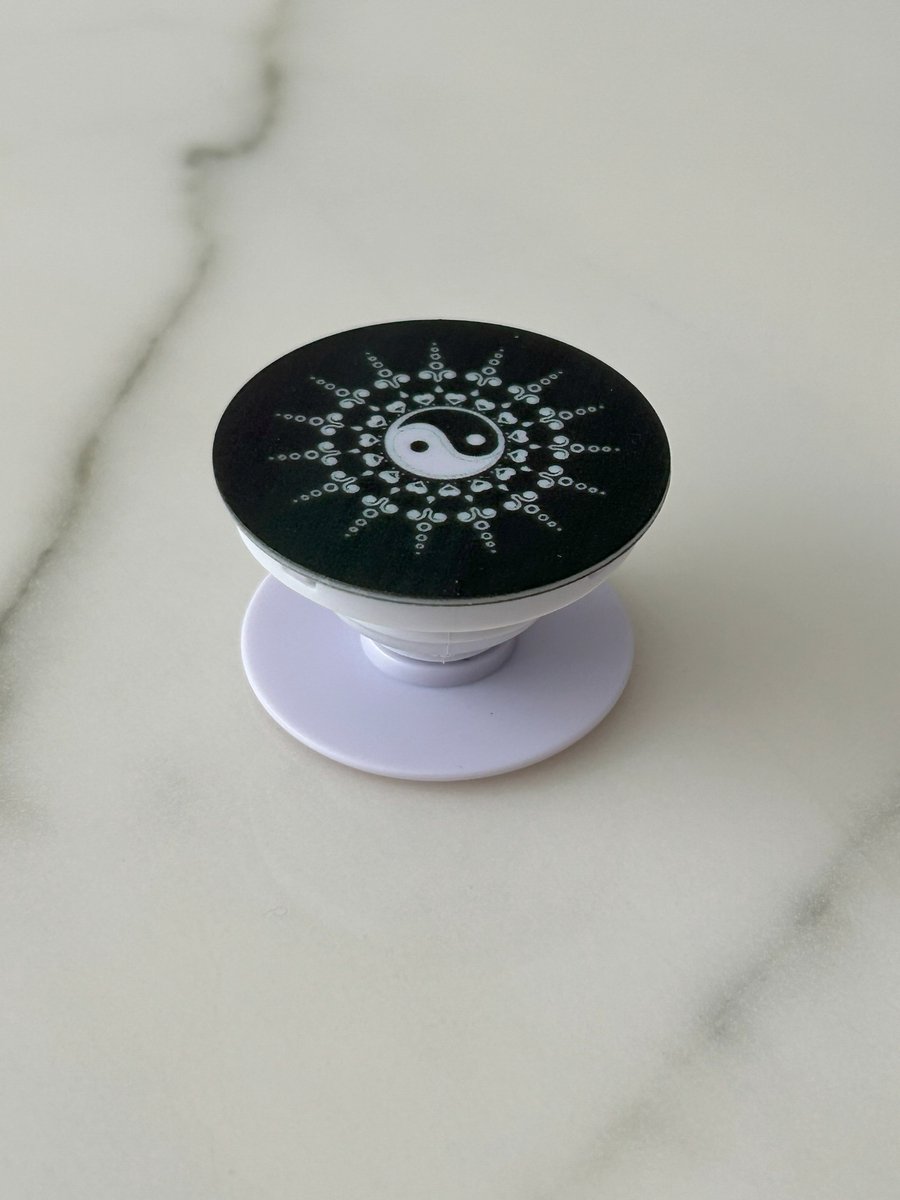 Telefoon Grip & Stand – Universele Smartphone Houder – Opvouwbaar & 360° Draaibaar – Past op Elke Telefoon of Hoesje - Yin-Yang symbool - Zwart