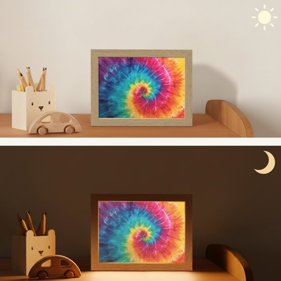 Nachtlampje 20x15 cm - Kinder lampje - Regenboog - Tie dye - Kleurrijk - Blauw - Tafellamp kinderkamer - Slaapkamer lamp - Bedlamp kinderen - Kinderlampje stopcontact - Wandlamp babykamer - Nachtlampjes van OnlyWow — afbeelding 4