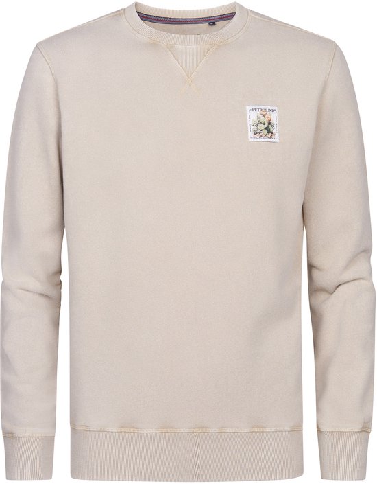 Pull beige à col rond avec imprimé appliqué sur la poitrine, vu de face.