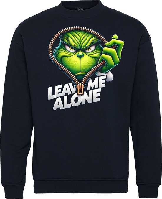 Donkerblauwe sweater met afbeelding van de Grinch die achter een open rits vandaan kijkt. Tekst 'LEAVE ME ALONE'.