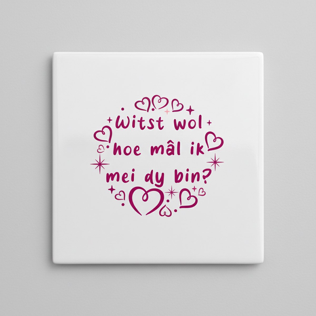Nevolis Keramische Tegel met Romantische Friese Tekst “Witst Wol Hoe Mâl Ik Mei Dy Bin?” – Wanddecoratie met Hartjes – 15 x 15 cm Multi Color