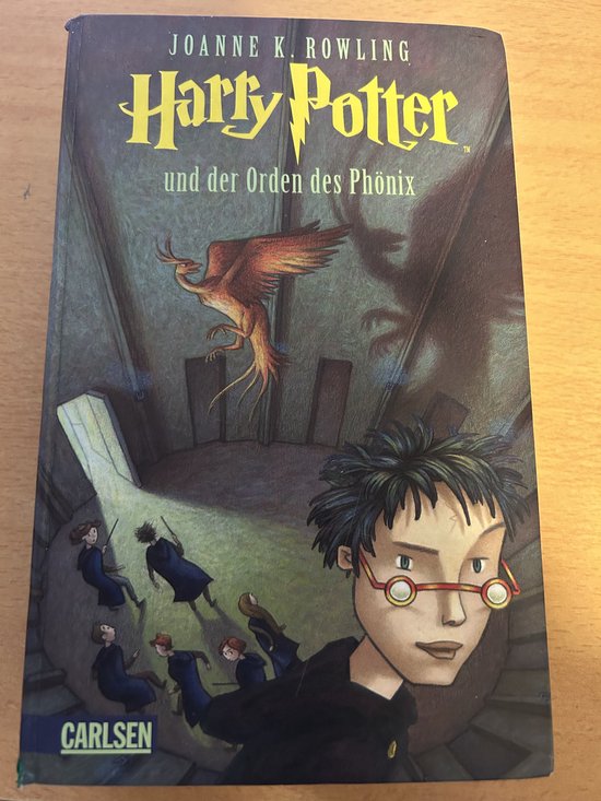 Harry Potter en de Orde van de Feniks, gebonden editie, met Harry en een feniks op de voorkant.