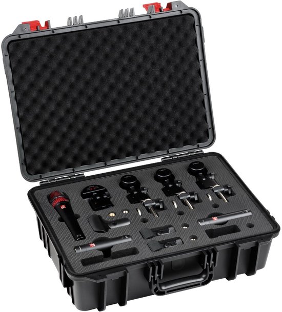 Zwarte koffer met schuiminleg, gevuld met sE Electronics V Pack drum-microfoonset en accessoires.