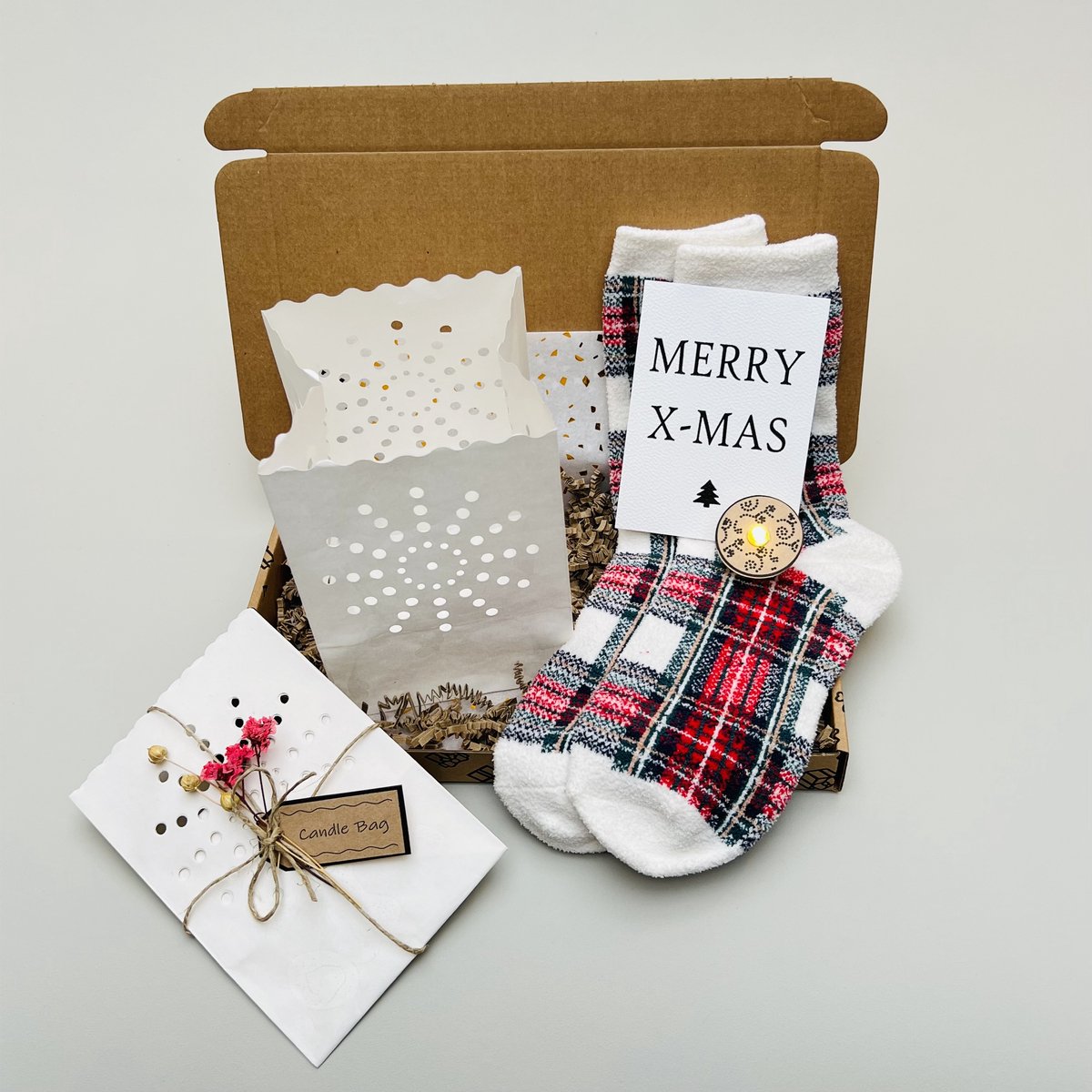kerst brievenbus cadeau – kerstsokken & candlebag met Led waxinelichtje – kerst cadeau per post - ik denk aan je cadeau - lichtpuntje voor jou - cosy socks - candlebag met zon print