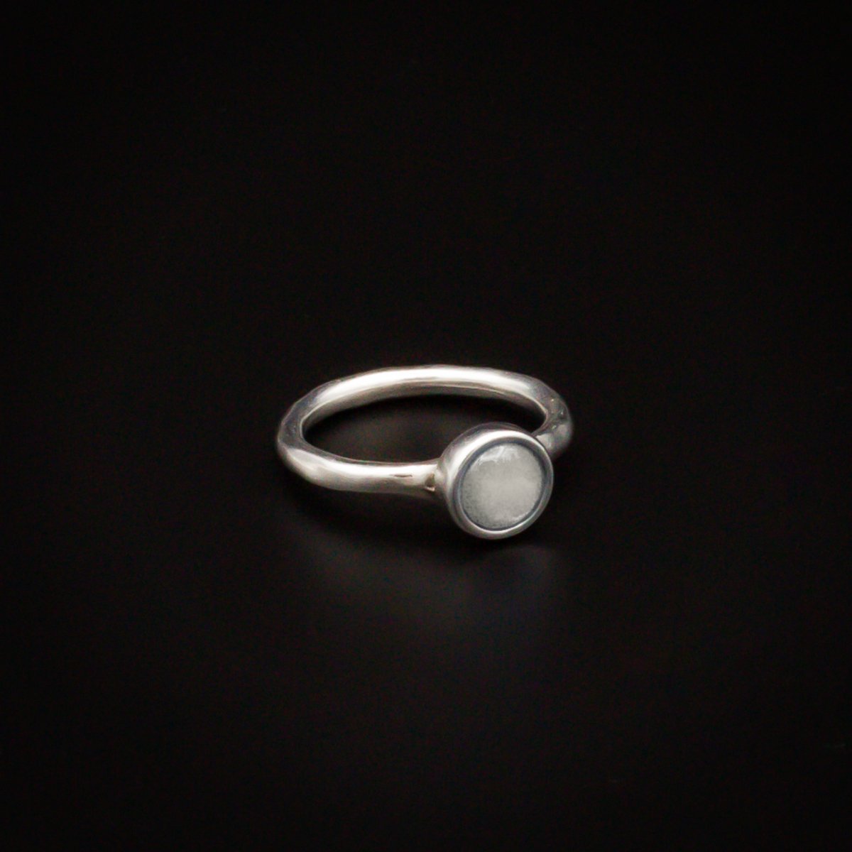 Qoss Ring Coco – Smalle Zilverkleurige Ring met 6 mm Cabochon | Nikkelvrij | Handgemaakt | Combineerbaar | Greme | Maat XL