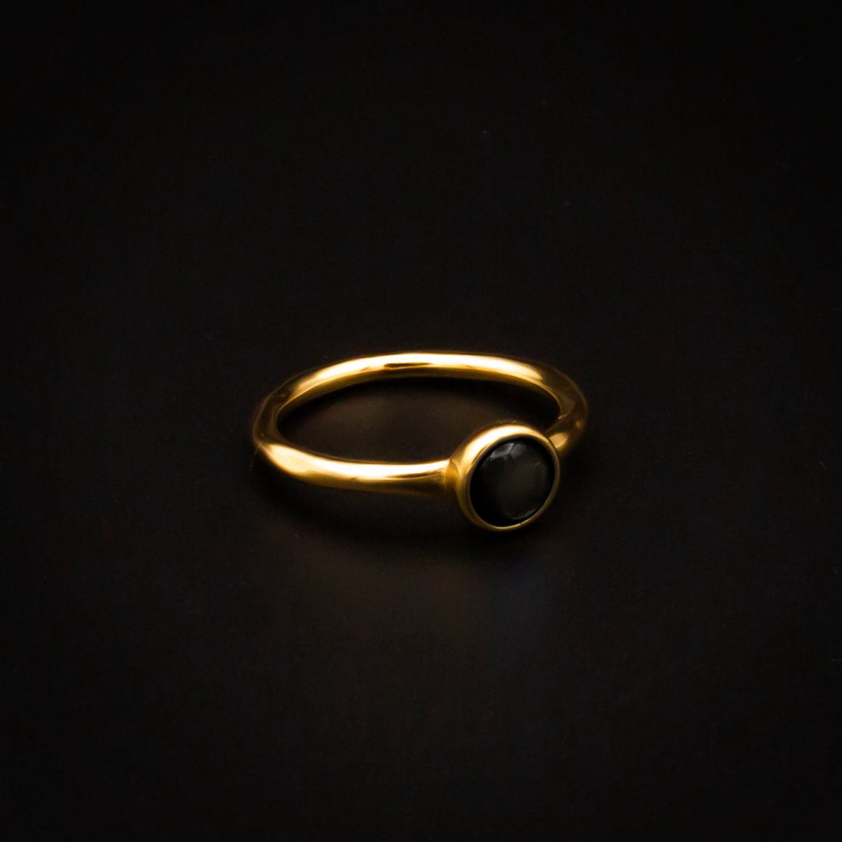 Qoss Ring Coco – Smalle Goudkleurige Ring met 6 mm Cabochon | Nikkelvrij | Handgemaakt | Combineerbaar | Zwart | Maat XL