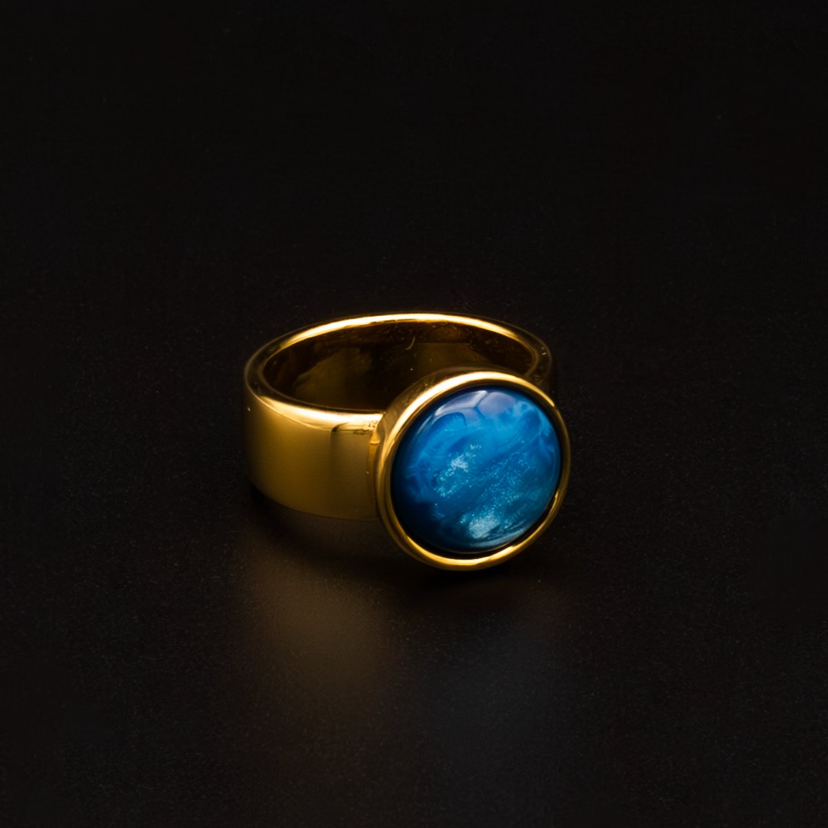 Qoss Ring Juul – Brede Goudkleurige Ring met 12 mm Cabochon | Valt 1 Maat Kleiner | Nikkelvrij | Handgemaakt | Combineerbaar | Saffier| Maat XL