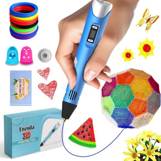 Een blauwe 3D-pen wordt vastgehouden, omringd door filamenten, patronen, een watermeloen en een ballon.