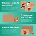 Impressie van kerstkaarten, enveloppen met stickers, en een doos met inhoud.