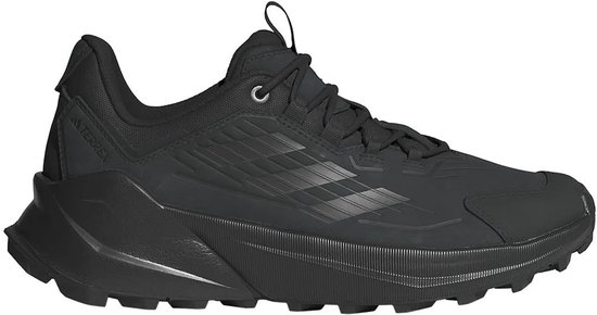 Zwarte Adidas Terrex wandelschoen, zij-aanzicht. Met 'TERREX' logo op de hiel en driedelige Adidas logo.