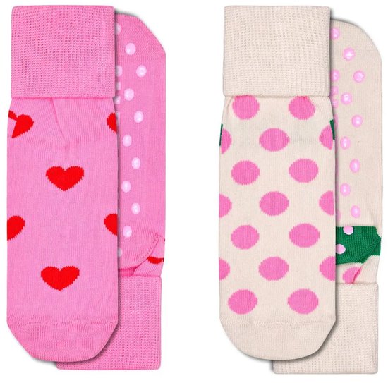 Twee paar kindersokken met antislipzool. Een paar is roze met rode hartjes, de ander is crème met roze stippen en een groene baan.