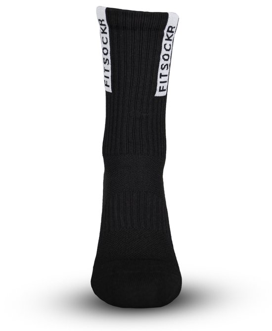 Zwarte sportsok met de tekst 'FITSOCKR' op de zijkant van de kuit.