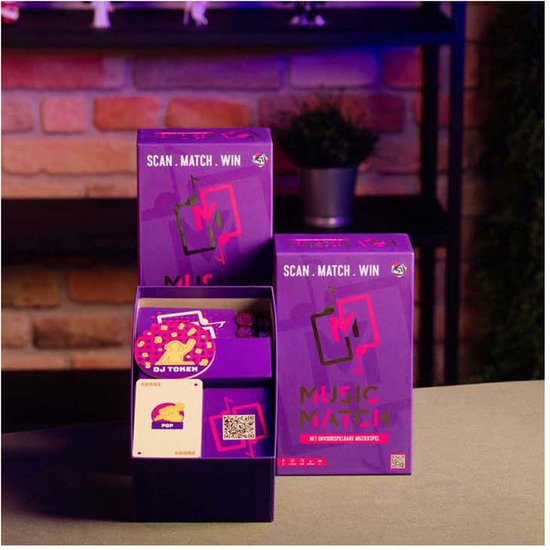 Twee paarse dozen van "Music Match" naast een open displaydoos met kaarten en een "DJ TOKEn" kaart.