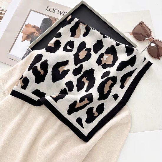 Gebreide sjaal met luipaardprint in ivoor, camel en zwart, met zwarte rand. Gepresenteerd in een doos met een trui en zonnebril.
