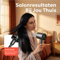 Vrouw gebruikt de CIRIE L haardroger thuis voor salonresultaten. Illustratie van het anti-knik opzetstuk ter voorkoming van kabelbeschadiging.