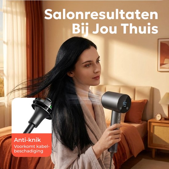Vrouw gebruikt de CIRIE L haardroger thuis voor salonresultaten. Illustratie van het anti-knik opzetstuk ter voorkoming van kabelbeschadiging.