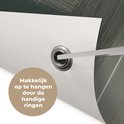 Fond blanc avec un œillet métallique et le texte 'Facile à accrocher grâce aux œillets pratiques'.